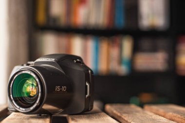 Barselona, Katalonya, İspanya: 15 Ocak 2026. Olympus IS-10, 1994 yılında başlatılan, DSLR ve kompakt kameranın özelliklerini birleştiren köprü tipi bir kamera olan 35 mm 'lik kompakt analog kameradır..