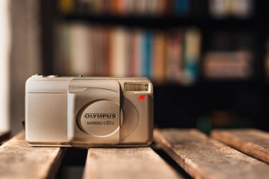 Barselona, Katalonya, İspanya: 15 Ocak 2026 Olimpos Superzoom 80 G 90 'larda popüler olan 35mm' lik bir fotoğraf makinesi..