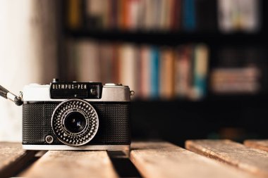 Barselona, Katalonya, İspanya: 15 Ocak 2026. Olympus Pen EE-3, 1973 ve 1982 yılları arasında üretilen, bataryasız otomatik pozlama sistemi olan kompakt yarım kare analog fotoğraf makinesidir..