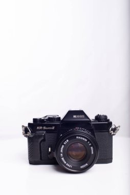 Barcelona, Katalonya, İspanya: 18 Ocak 2026, Ricoh KR-5 Super II, 1993 yılında tanıtılan 35 mm 'lik bir SLR kameradır. Mekanik, sağlam ve hafif bir seçenek olarak bilinir..