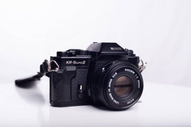 Barcelona, Katalonya, İspanya: 18 Ocak 2026, Ricoh KR-5 Super II, 1993 yılında tanıtılan 35 mm 'lik bir SLR kameradır. Mekanik, sağlam ve hafif bir seçenek olarak bilinir..