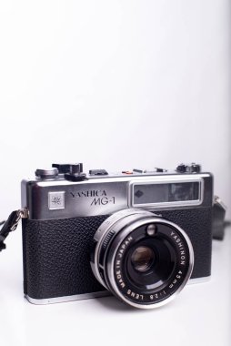 Barselona, Katalonya, İspanya: 18 Ocak 2026 Yashica MG-1, Yashica şirketi tarafından 1975 yılında piyasaya sürülen 35 mm menzilli kamera. Beyaz bir arkaplanda.