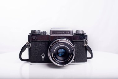 Barselona, Katalonya, İspanya: 18 Ocak 2026 Icarex 35, 1966 ve 1971 yılları arasında Batı Almanya 'da üretilen bir tek mercek refleksidir. Beyaz bir arkaplanda.