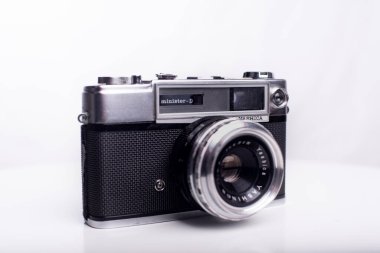 Barselona, Katalonya, İspanya: 18 Ocak 2026 Yashica Bakanı D, 1963-1964 yılları arasında Japonya 'da üretilen 35 mm menzilli kompakt bir kamera. Beyaz bir arkaplanda.
