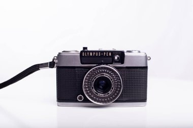 Barselona, Katalonya, İspanya: 18 Ocak 2026 Olympus Pen EE-3, 1973 ve 1982 yılları arasında beyaz arka planda üretilen bir kompakt orta format analog fotoğraf makinesidir..