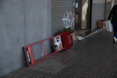 Barselona, Katalonya, İspanya, 12 Şubat 2026. Şiddetli rüzgarlar Barselona şehrini vuruyor, yetkililer insanları aşırı önlemler almaya çağırıyor, fırtına devrilen ağaçlar, çitler ve araçlar, diğer şeylerin yanında.