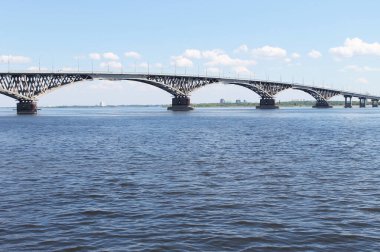 Saratov kentindeki Volga Nehri üzerindeki otomobil köprüsü