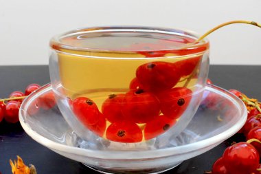 Çay çifti kırmızı üzümlü çay.