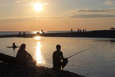 Akşamları Karadeniz 'e akan bir nehirde balık tutmak