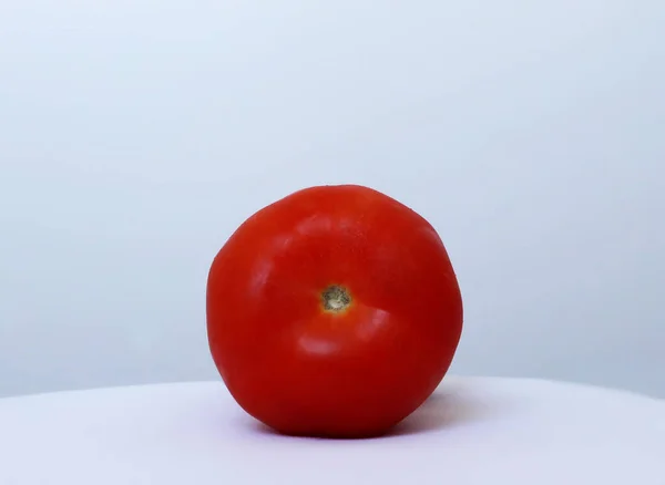 Rote Tomate Auf Weißem Hintergrund — Stockfoto