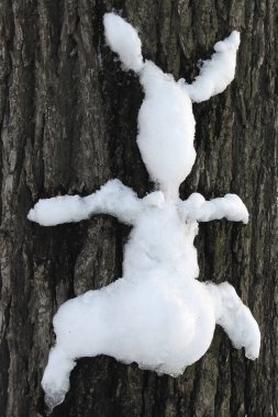 Ağaçtaki kardan yapılmış bir tavşan