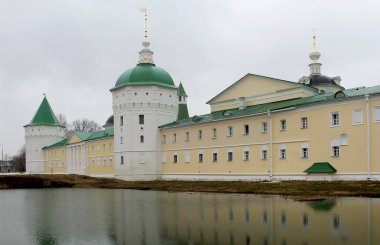Moskova bölgesindeki Nikolo-Peshnoshsky manastırı, manzarası
