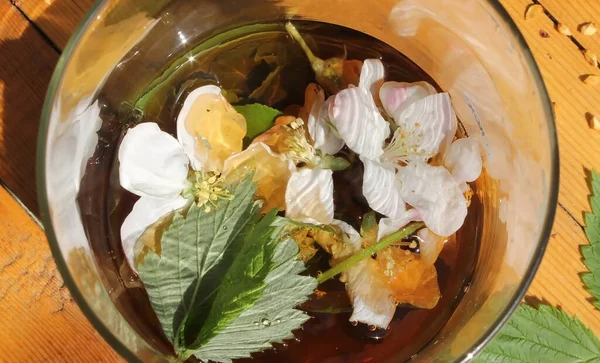 Elma çiçekli çay ve ahududu yapraklı