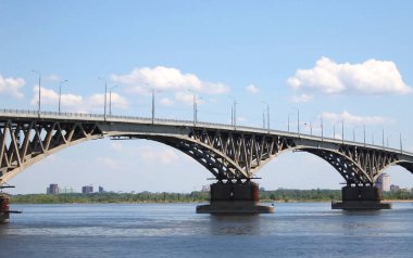 Otomobil destekli beton köprü Sarayda Volga üzerinde