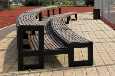 Tahta, spor sahasındaki bölge sakinlerini temsil ediyor.