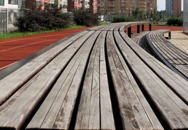 Tahta spor sahasında duruyor.