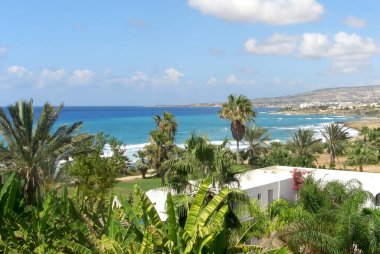 Otelden kumsala kadar Paphos 'un manzarası.