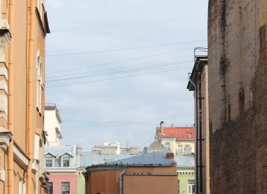 St. Petersburg 'da bir sokakta çatılar dolusu bina.