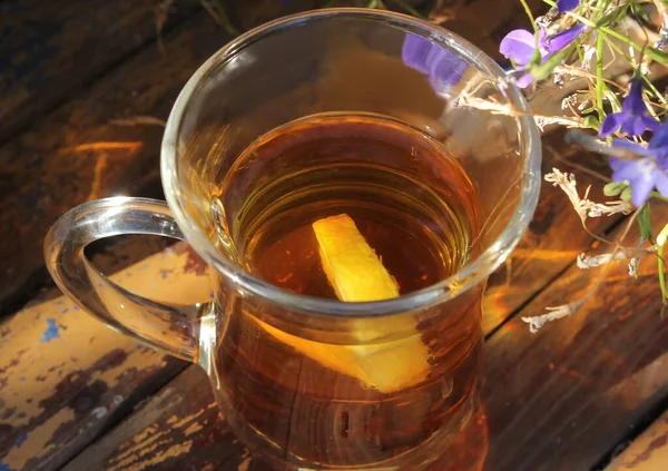 Citromos Tea Armudában Egy Fából Készült Asztalon Kertben — Stock Fotó