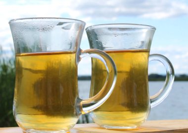 Nehrin arka planına karşı armuda çayı.