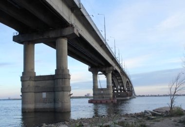 2021 sonbaharında Volga Nehri 'nin karşısındaki Saratov Köprüsü