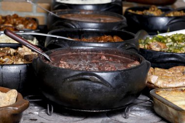 Feijoada Brezilya mutfağı tavada
