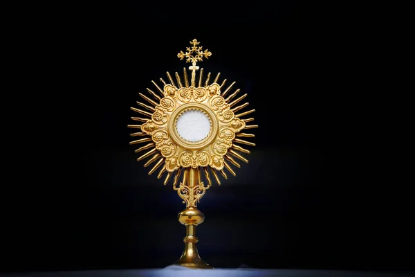 Katolik Kilisesi ayininde ibadet için kutsal bir tören - Katolik Kilisesi - Ayin Saati