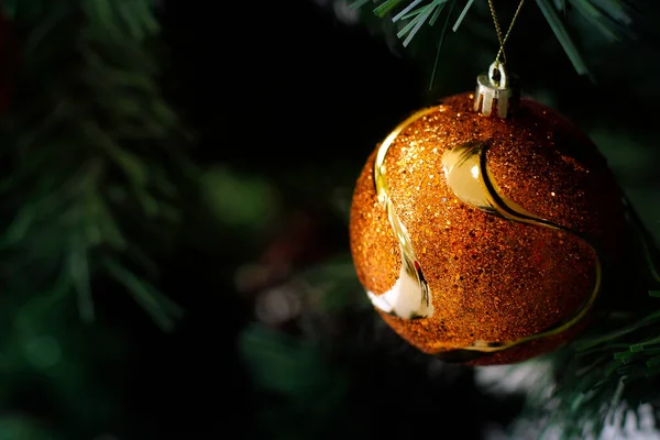 クリスマスツリーとお祝いの詳細を閉じます 正月と家族の祭りの概念 — ストック写真