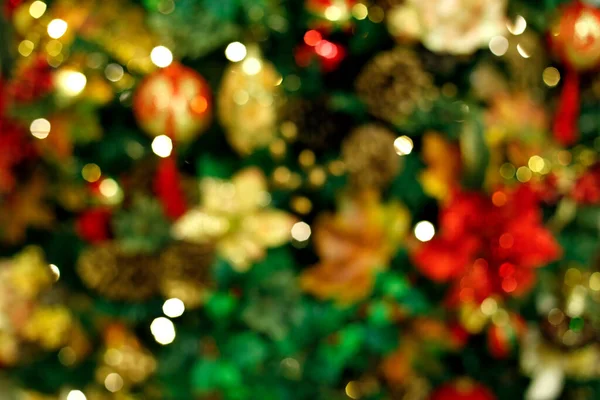 クリスマスツリーやお祝いの詳細の抽象的なシーンの背景に焦点を当てました 正月と家族の祭りの概念 — ストック写真