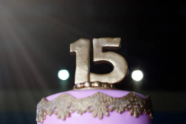 Roze Feesttaart 15E Verjaardag Met Gouden Nummer Vijftien Roze Taart — Stockfoto