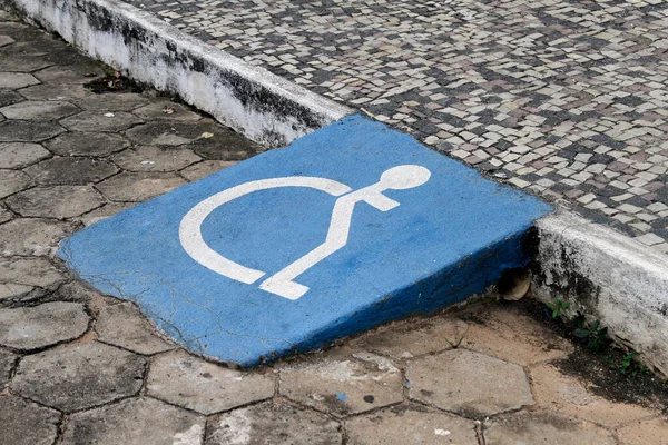 Pochylnia Dla Użytkowników Wózków Inwalidzkich Konstrukcji Symbolu Dostępności — Zdjęcie stockowe