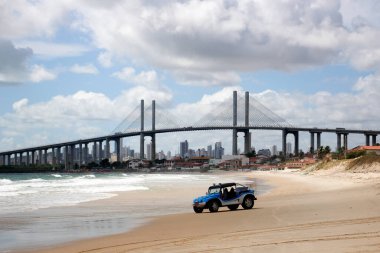 Newton Navarro Köprüsü Sahnesi, Natal Şehri manzarası, Rio Grande do Norte, Brezilya 'da faytonlu araba ön planda