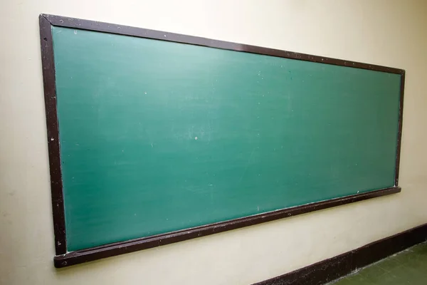 学校教室里的空绿色黑板 — 图库照片