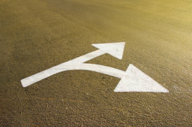 Asfalt zemine beyaz yönlü ok çizildi - yollar ve yönler kavramı