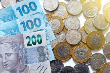 Para banknotları ve Brezilya gerçek sikkeleri - ekonomi ve finans kavramı