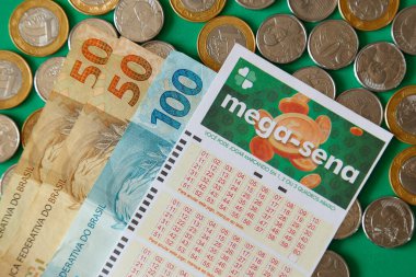 Minas Gerais, Brezilya - 22 Şubat 2021: nakit para, bozuk para ve piyango bileti Caixa Mega Sena
