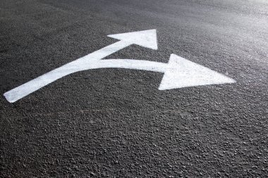 Asfalt zemine beyaz yönlü ok çizildi - yollar ve yönler kavramı