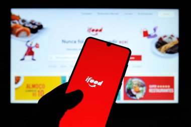Minas Gerais, Brezilya - 21 Mart 2021: müşteri iFood uygulamasını bir cep telefonunda kullandı