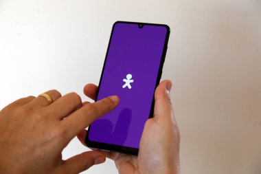 Minas Gerais, Brezilya - 21 Mart 2021: müşteri Vivo uygulamasını bir cep telefonunda kullandı