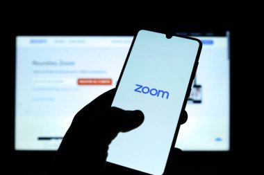 Minas Gerais, Brezilya - 21 Mart 2021: müşteri Zoom uygulamasını bir cep telefonunda kullandı