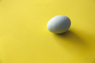 Sarı masaya açık mavi tavuk yumurtası ve boşluğu kopyala