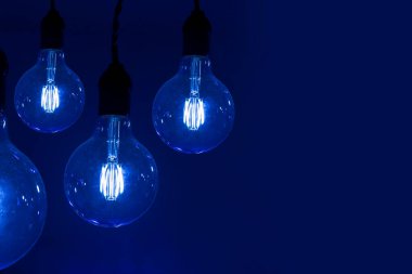 Koyu arkaplana karşı çeşitli eski elektrikli lambalar - fikirler kavramı