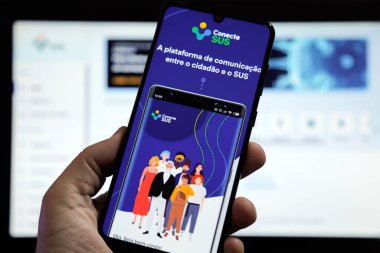 Minas Gerais, Brezilya - 21 Nisan 2021: müşteri Conecte SUS uygulamasını bir cep telefonunda kullandı