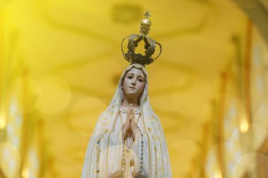 Fatima Anıtı, Katolik dininde Tanrı 'nın annesi, Fatima Tespihi' nin Hanımı, Bakire Meryem