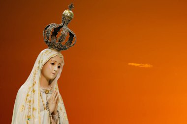 Fatima Anıtı, Katolik dininde Tanrı 'nın annesi, Fatima Tespihi' nin Hanımı, Bakire Meryem