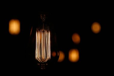 Eskimiş eski elektrikli lamba karanlık arka plana karşı - fikirler konsepti