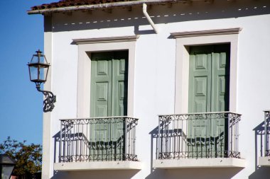 Tiradentes, Minas Gerais, Brezilya - 26 Mayıs 2019: Minas Gerais 'in iç mimarisi olan tarihi Tiradentes şehrinde evler ve karakteristik mimari