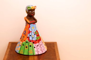 Tiradentes, Minas Gerais, Brezilya - 26 Mayıs 2019: Minas Gerais 'in karakteristik el sanatları ayrıntıları, oyulmuş tahta bebek