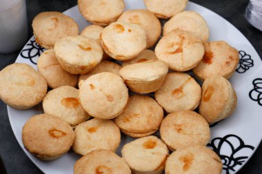 Bir tabak lezzetli atıştırmalık tavuk köftesi.