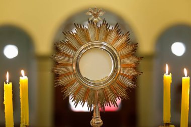 Bir Katolik kilisesinde, Corpus Christi 'de, kutsanmış bir ayinin gösterişli görüntüsü.